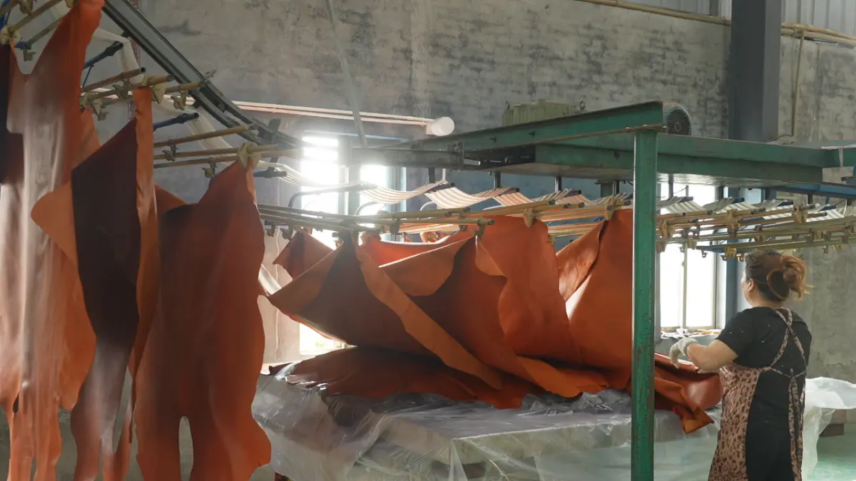 Thanks to semi-mechanized tools, it only takes two people to easily hang and dry an entire piece of leather.