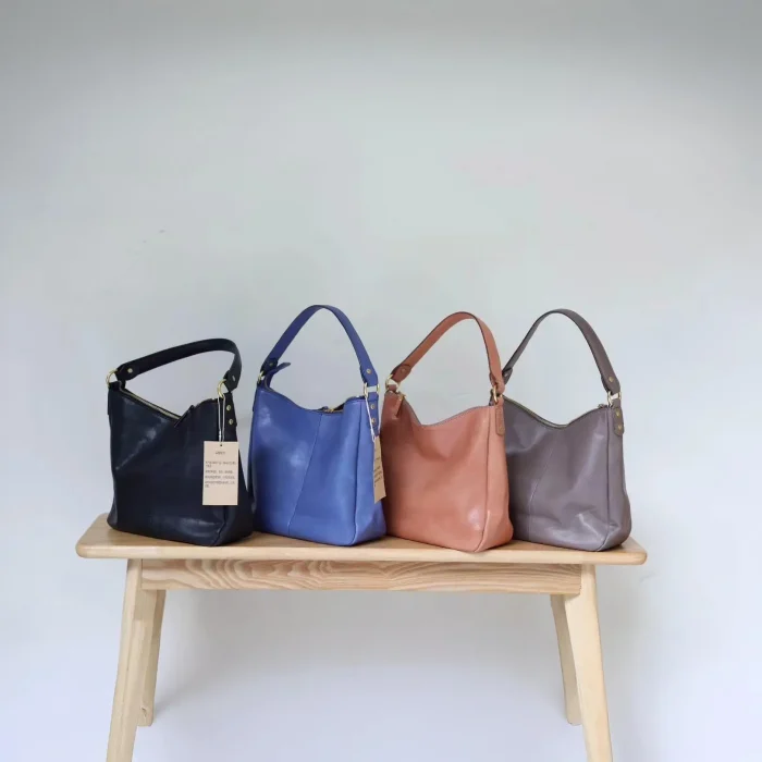 Hand-Tanned Leather Shoulder Bag – Minimalist Elegance & Timeless Style