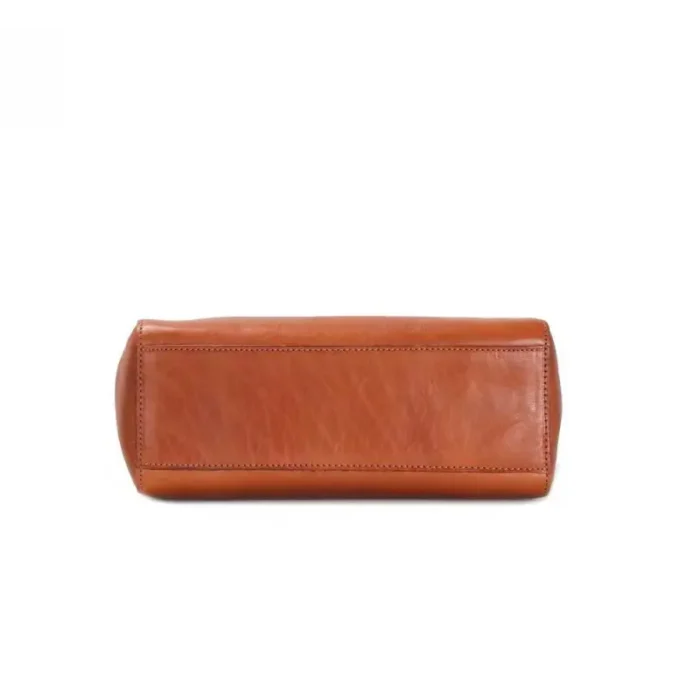 The base of the bag is reinforced with vegetable-tanned leather, ensuring durability and stability while maintaining a sleek profile.
