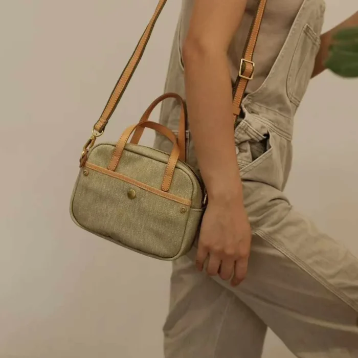 Stylish Multi-Way Handbag in weekend casual street style outfit