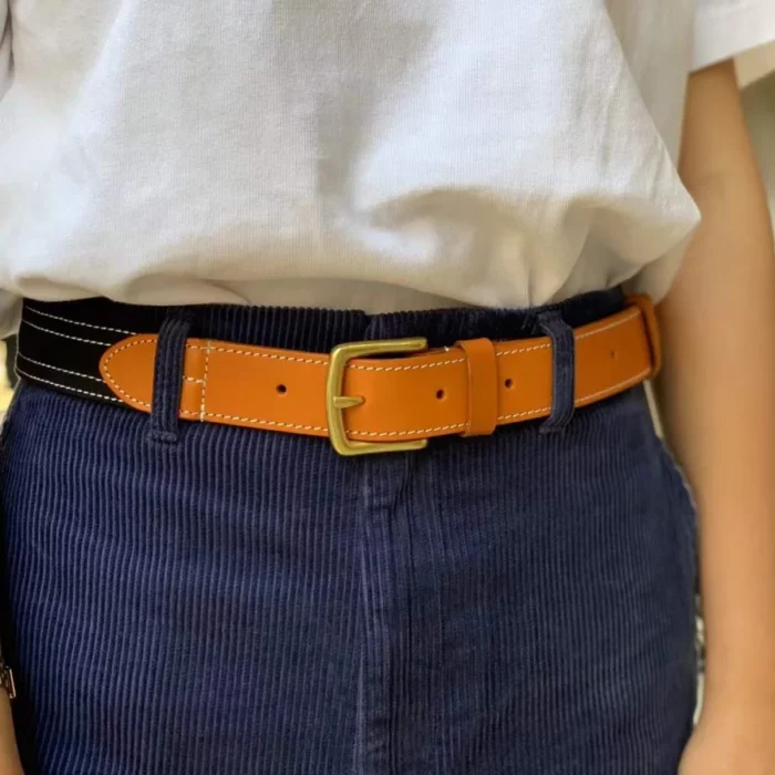 woman wearing canvas and leather belt styled with casual jeans for chic Japanese street fashion