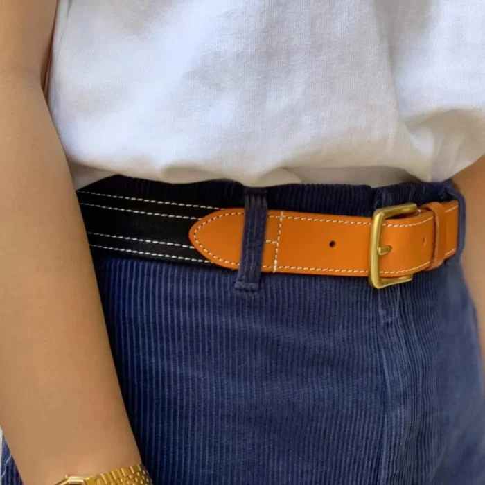 woman wearing canvas and leather belt styled with casual jeans for chic Japanese street fashion