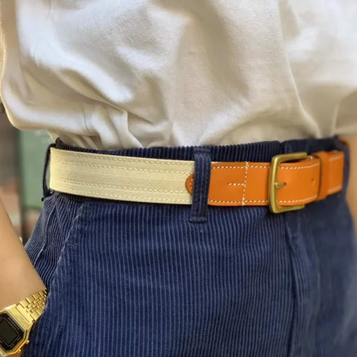 woman wearing canvas and leather belt styled with casual jeans for chic Japanese street fashion