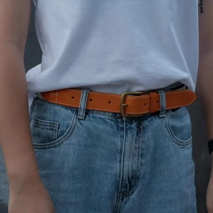 man styling blue canvas and leather belt with casual jeans for vintage Japanese look