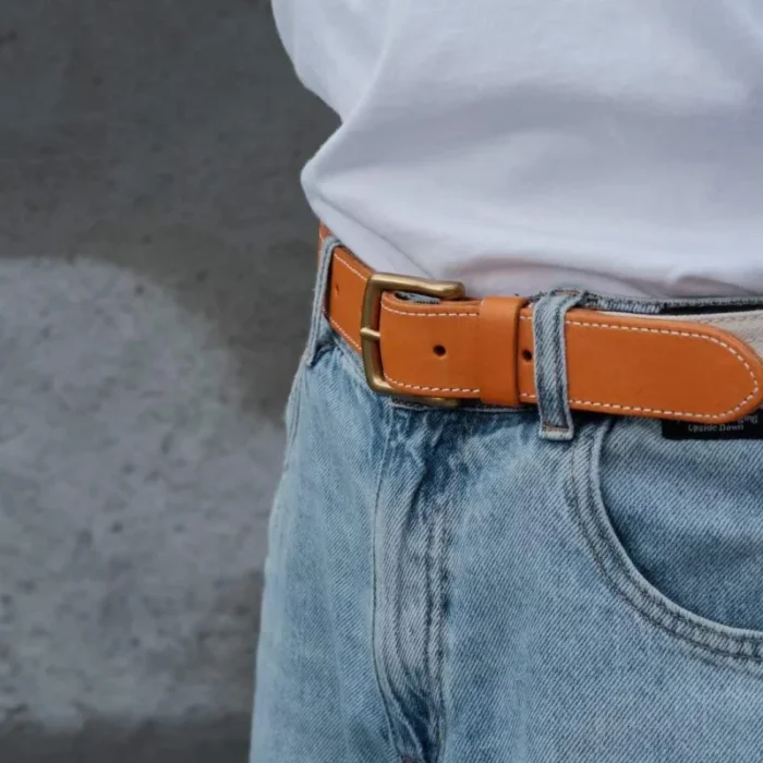 man styling blue canvas and leather belt with casual jeans for vintage Japanese look