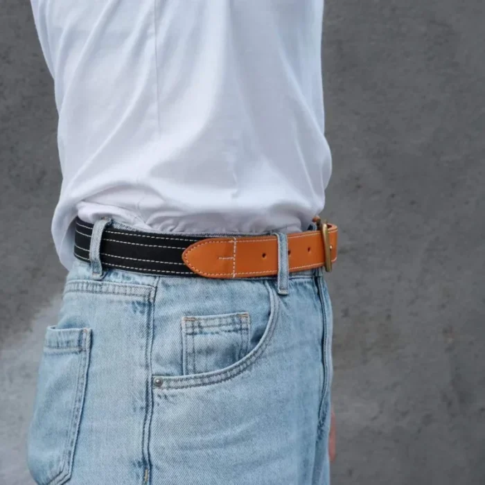 man styling blue canvas and leather belt with casual jeans for vintage Japanese look