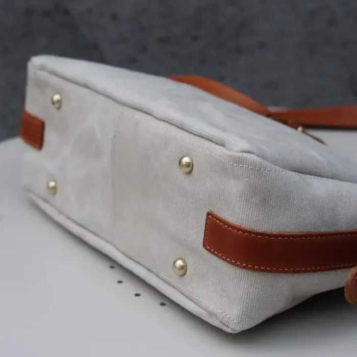 Flat structured base to keep bag upright