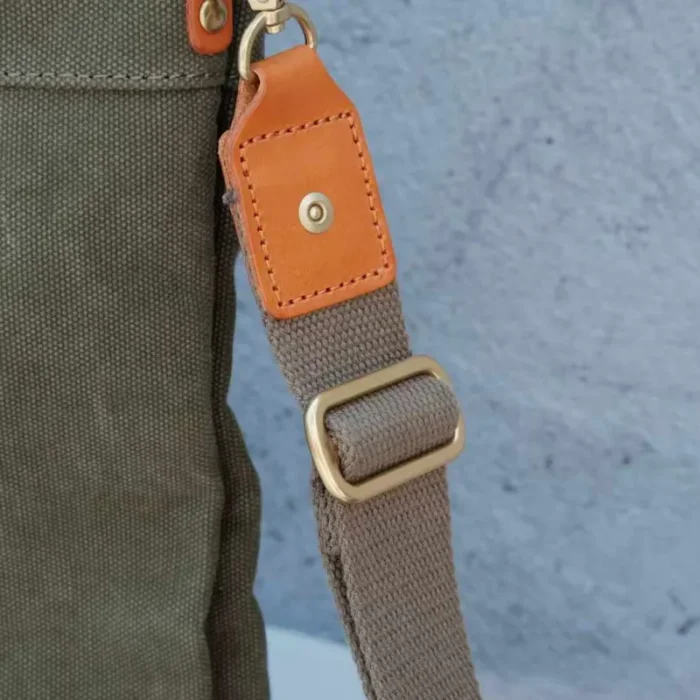 Sturdy metal zipper close-up – Handmade Vintage Tote Bag
