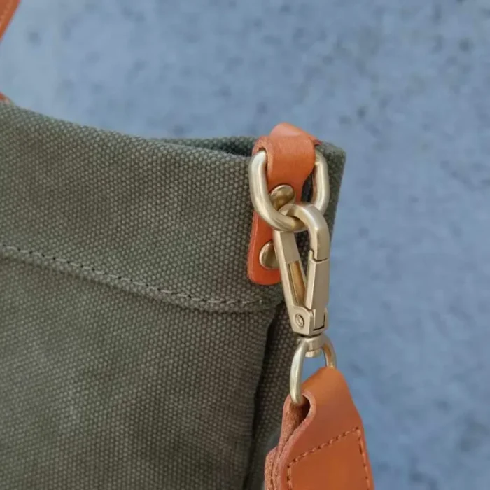 Sturdy metal zipper close-up – Handmade Vintage Tote Bag