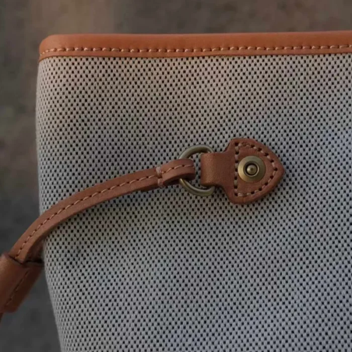 艺。 Close-up of the precise veg-tanned leather trim stitching and detail