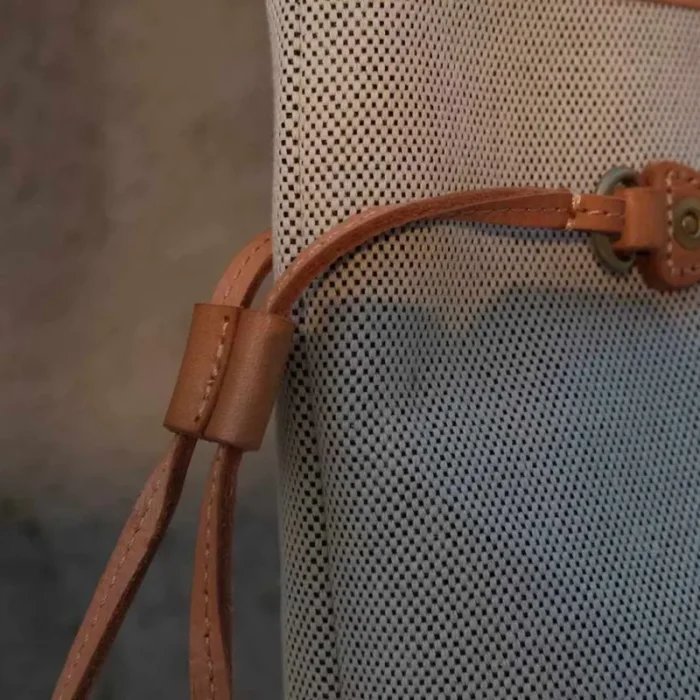 艺。 Close-up of the precise veg-tanned leather trim stitching and detail