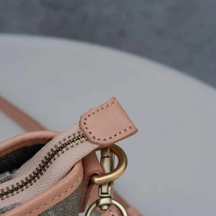 Close-up of the durable YKK brass zipper pull on the SYMONHO canvas tote, highlighting the quality hardware.