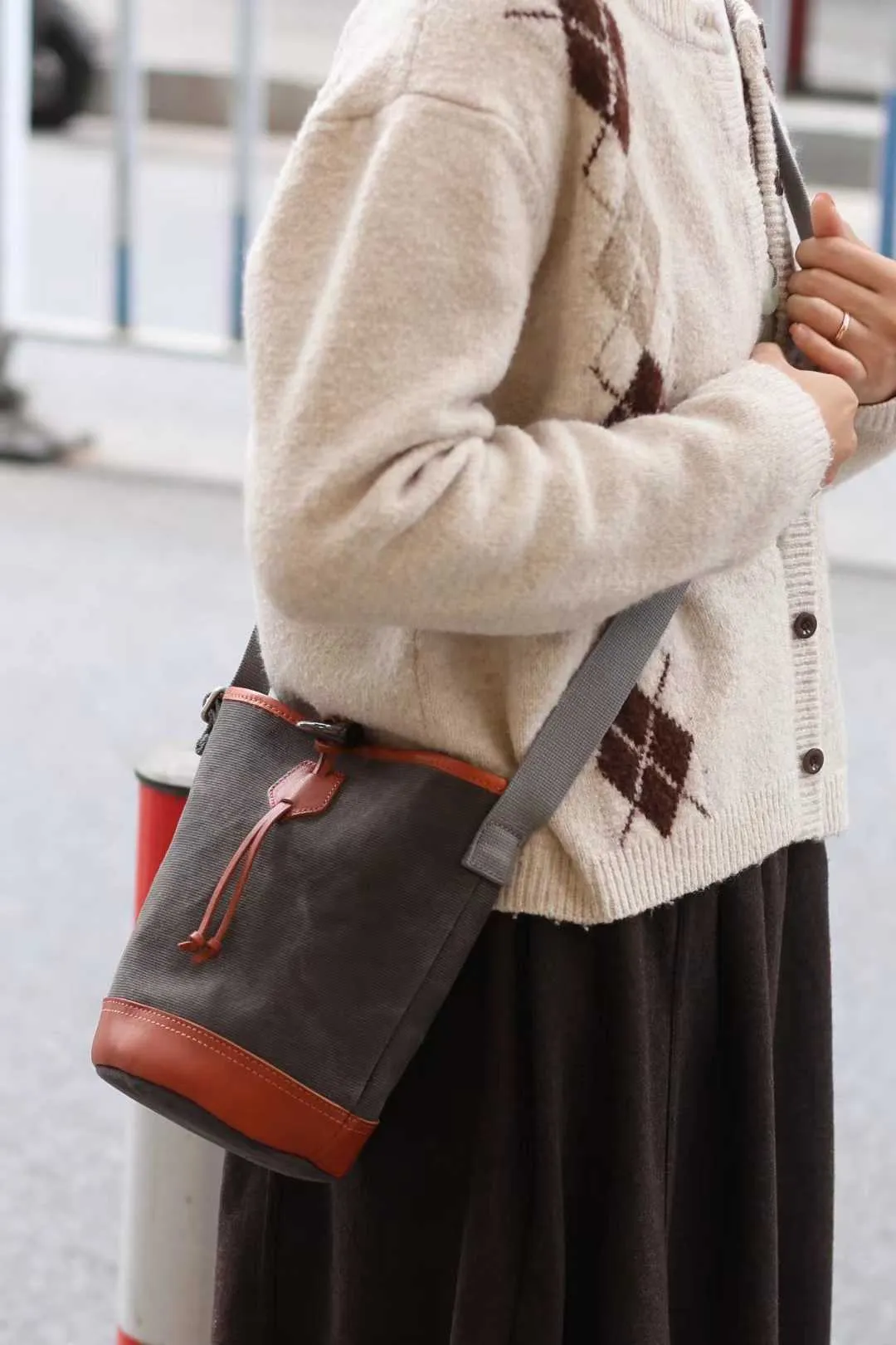 Timeless Minimalist Canvas & Leather Bucket Bag You'll Use Forever - Image 10