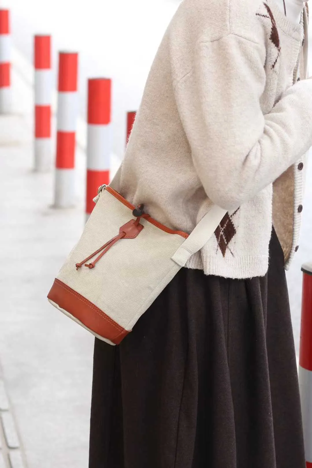 Timeless Minimalist Canvas & Leather Bucket Bag You'll Use Forever - Image 12